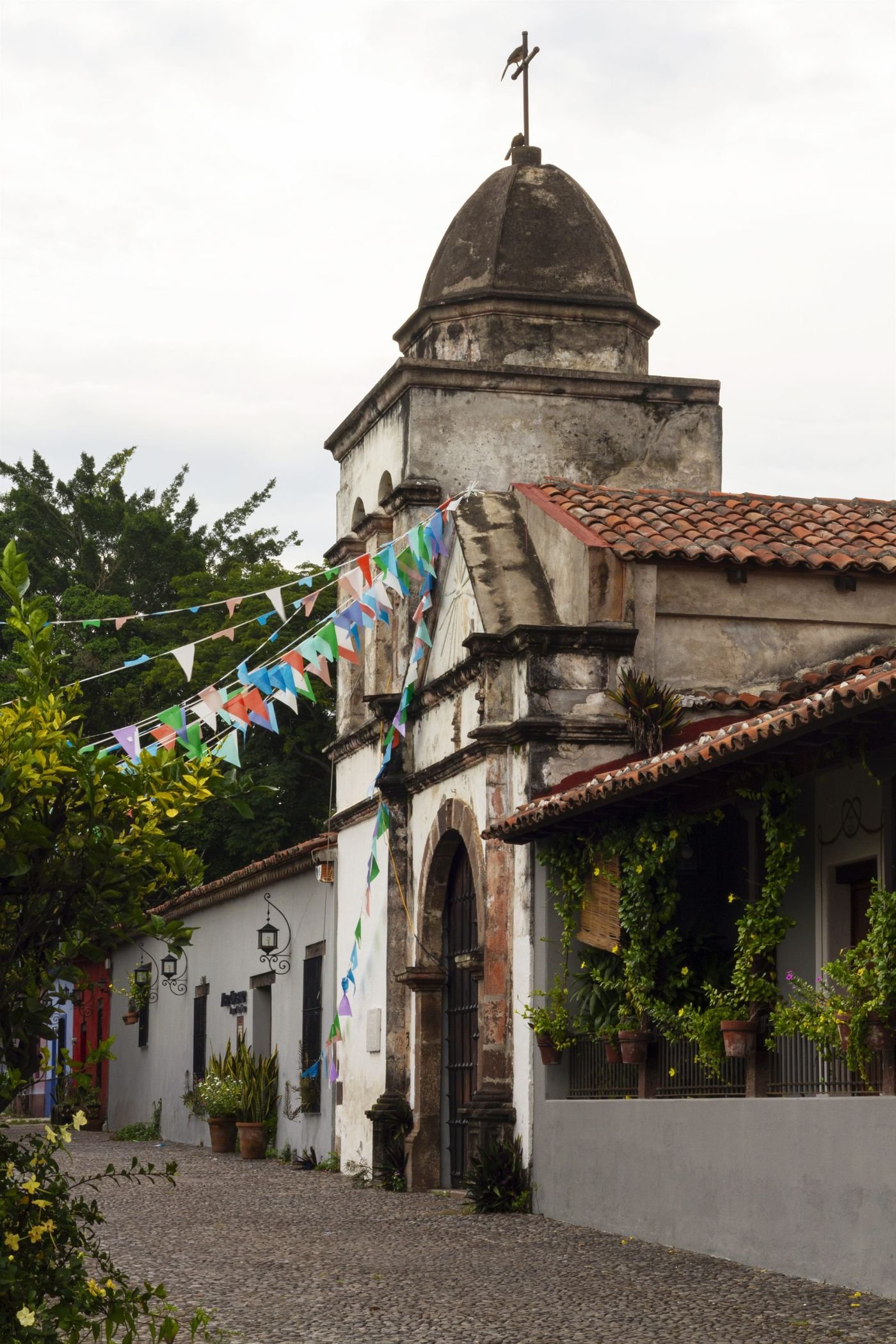 Capilla de hacienda con papel picado
