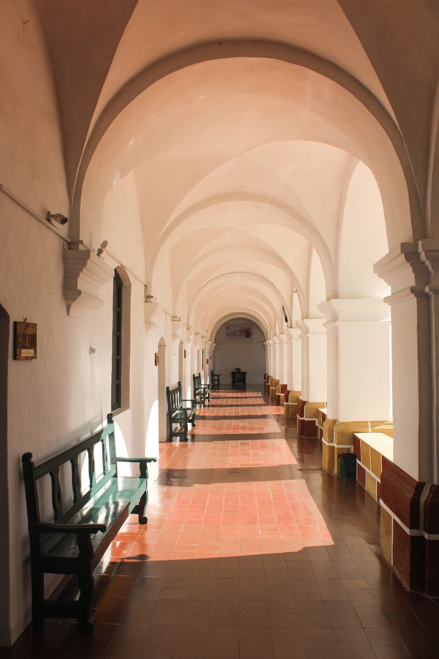 Claustro abovedado con piso de barro